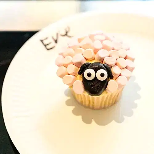 Let kids unleash their creativity in our fun Cupcake Decorating Class! Hands-on, sweet-filled fun at The Avenue Cookery School in London – only £55.